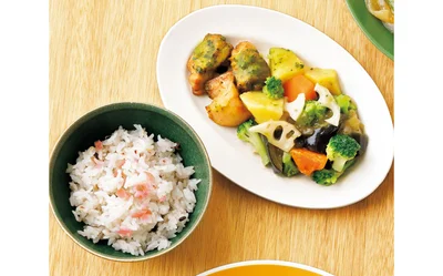 あぶり焼きにしたとり肉がやわらかく、梅が入った五穀ご飯もおいしい。野菜の種類も多く、手軽に栄養がとれてうれしい