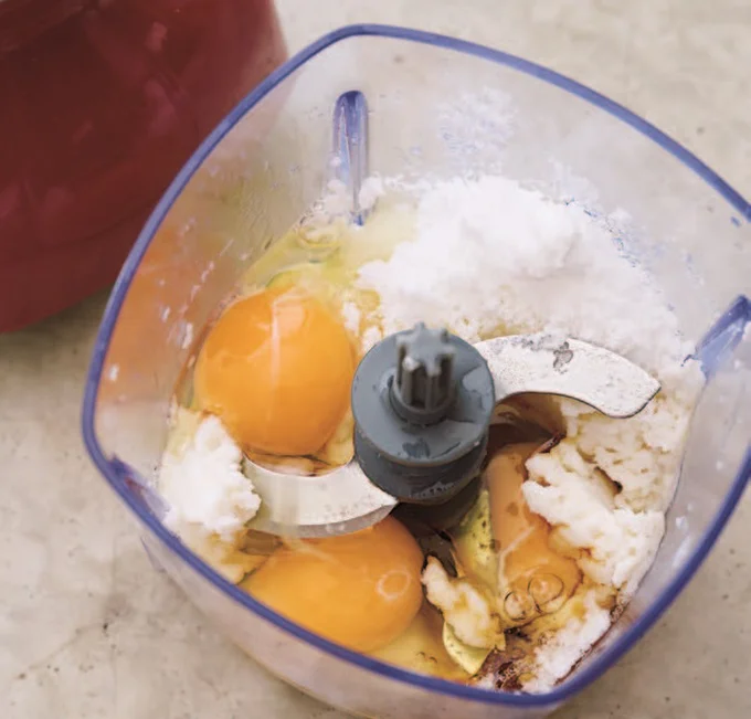 材料をフードプロセッサーでかくはん