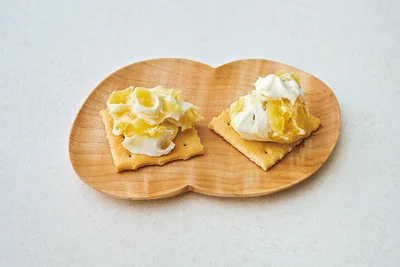 クリームチーズ、栗きんとんを同量ずつ混ぜ、クラッカーにのせる