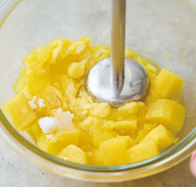 さつまいもは熱いうちにハンドブレンダー(またはすりこ木など)で潰す