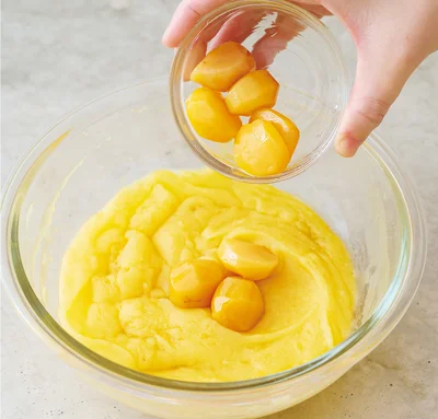 栗の甘露煮を加え、さっくりと混ぜる