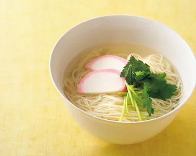 国内産の真鯛エキスを使用した、上品でコクのあるだしに、まろやかな海塩をプラス