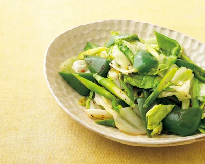 厳選したスパイスは、ブラックペッパー、ガーリック、唐辛子、コリアンダー、ホワイトペッパー、オレガノ、バジル、パセリの8種