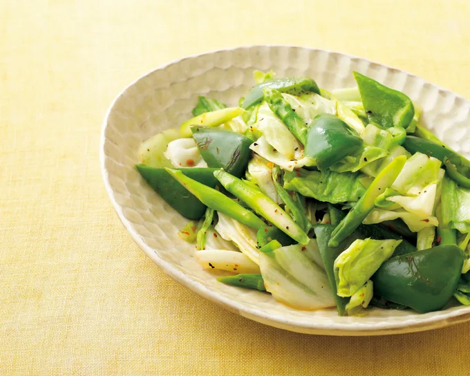 厳選したスパイスは、ブラックペッパー、ガーリック、唐辛子、コリアンダー、ホワイトペッパー、オレガノ、バジル、パセリの8種