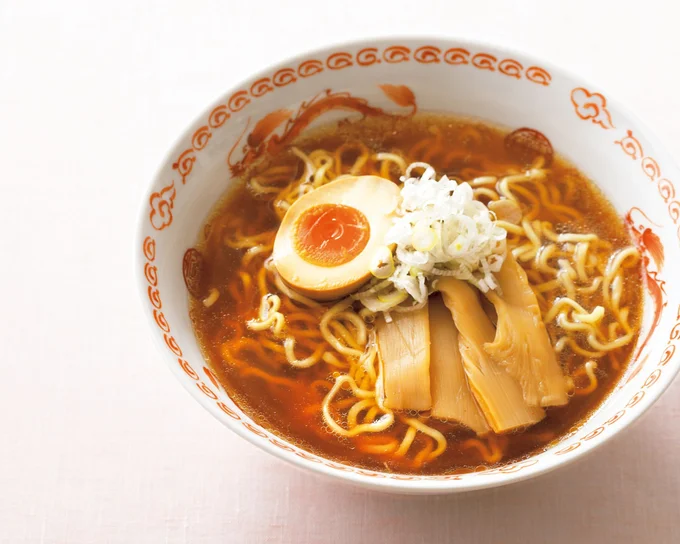 なめらかでコシのある中太麺に香味野菜の風味が効いた醤油味