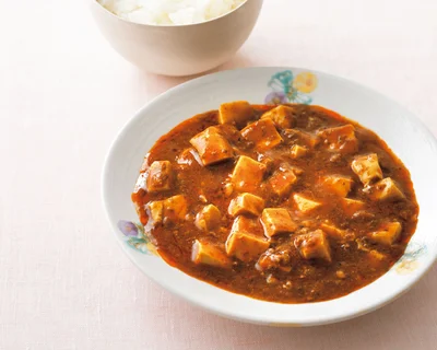 丸美屋「贅を味わう 麻婆豆腐の素＜中辛＞」の味わいはそのままに、レンジ加熱タイプに