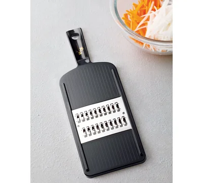 切れ味がよく、押し引きの両方でスピーディーに千切りができる特殊クランク刃を採用