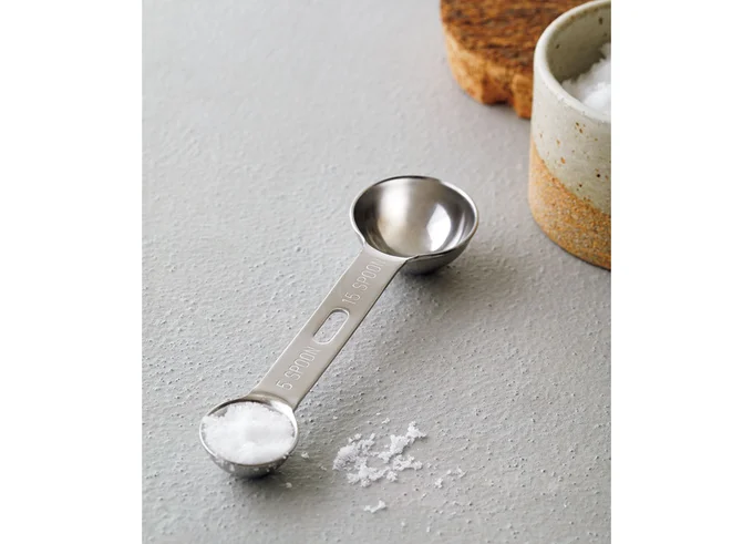 5㏄(小さじ1)と15㏄(大さじ1)が1本で量れる計量スプーン