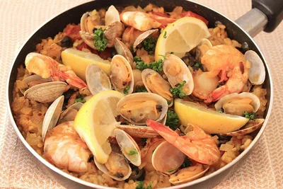 フライパンで作ってそのまま食卓へ♪ クリスマスにもぴったりの「フライパンパエリア」