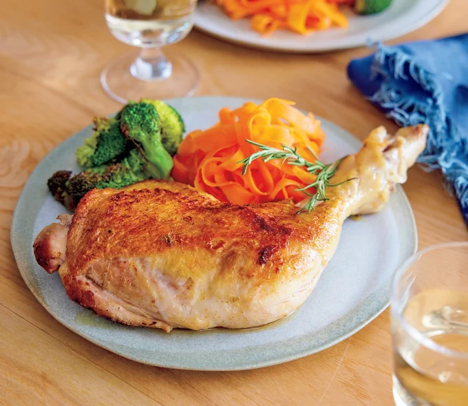 こんがり焼けた皮にジューシーな肉がたまらない!「皮パリローストチキンキャロットラペ添え 」