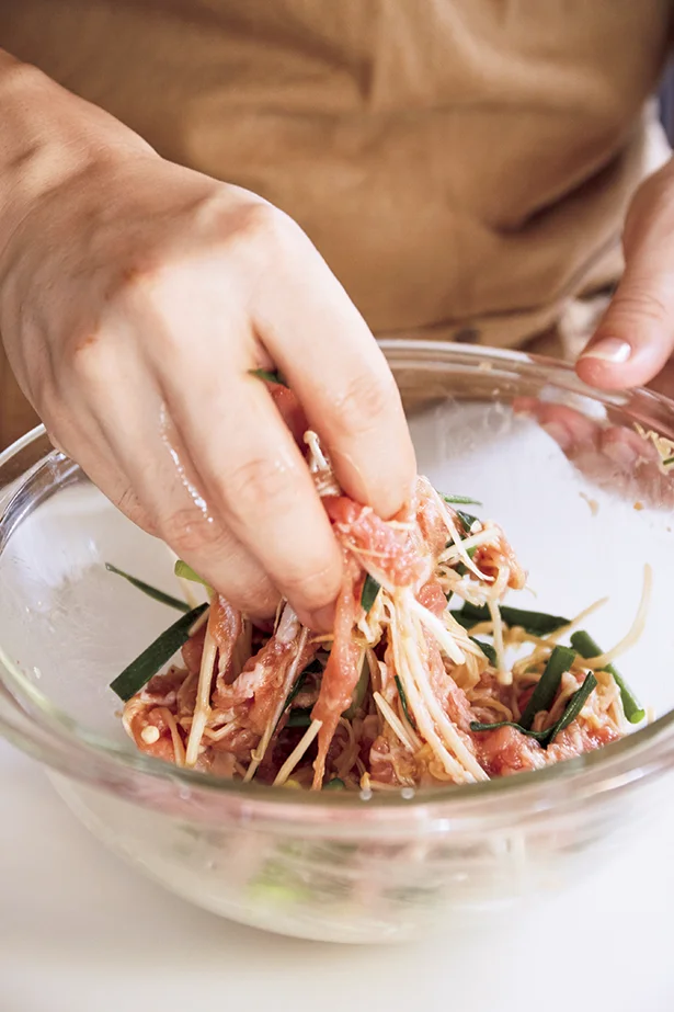 揚げているときに水分が漏れないように片栗粉でまとめて