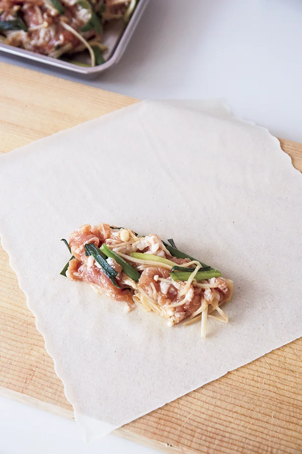 あんはまん中より少し下に、1/6量をのせて広げる