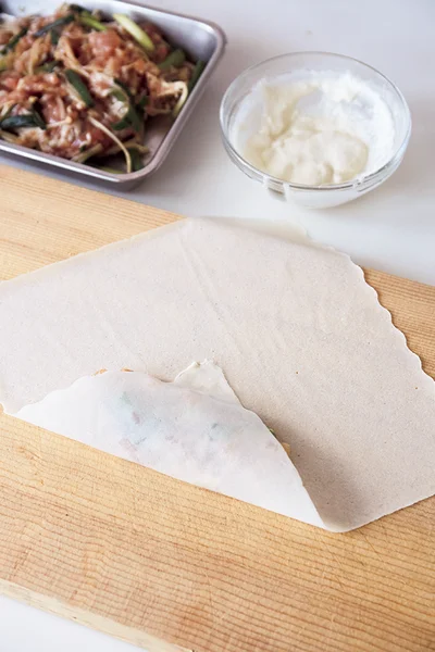 皮の手前の角に水溶き小麦粉適量をぬり、折り返してしっかり留める