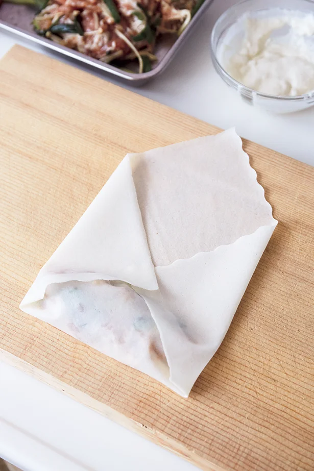 皮の左右両側を内側に折る