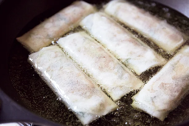 冷たい油から揚げて皮の水分を抜くのもパリパリのコツ