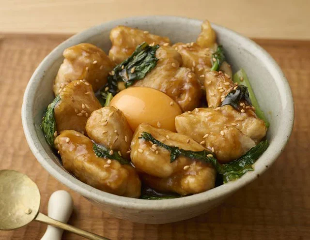 ハサミでカットすれば包丁いらず。ワンパン10分で作れる「鶏ルーロー飯」【仕事帰りごはん】