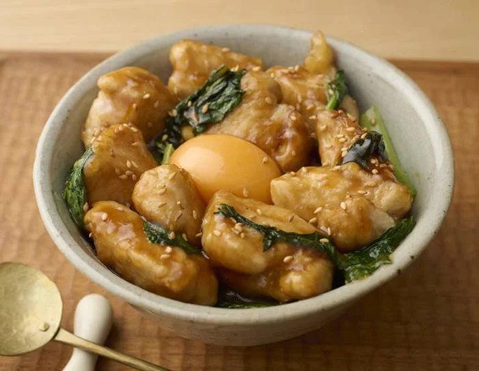 ハサミでカットすれば包丁いらず。ワンパン10分で作れる「鶏ルーロー飯」【仕事帰りごはん】