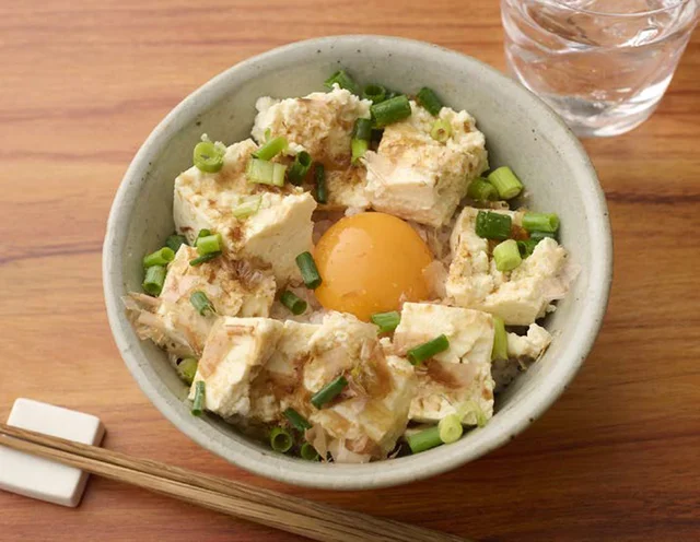 火も包丁も不要。体調が悪いときでも作れるお手軽レシピ「激ラク丼」【仕事帰りごはん】