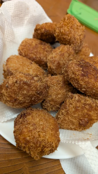 コロッケとピーマンの肉づめなんだとか。コロッケが得意なお義母さま、間違いなくお料理上手な予感です。素敵ですね！（⇒次からは、北海道が舞台のお弁当物語『弁当屋さんのおもてなし』が読めます！）