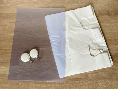 必要なものは、収納したいゴミ袋とマグネットフック、そして万能アイテム「クリアホルダー」（やり方は▶︎次へ）