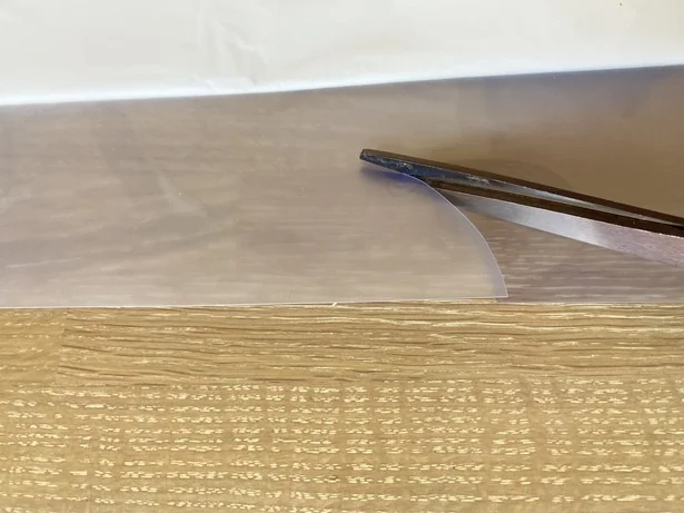 クリアホルダーの真ん中を半円形にカット（▶︎次へ）