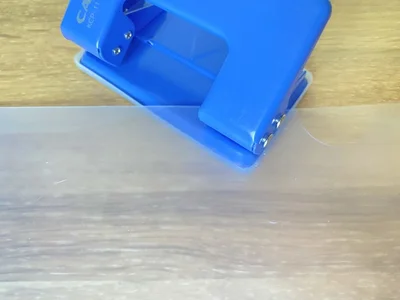 カットした側の反対側に、穴あけパンチで穴を開けて…（▶︎次へ）