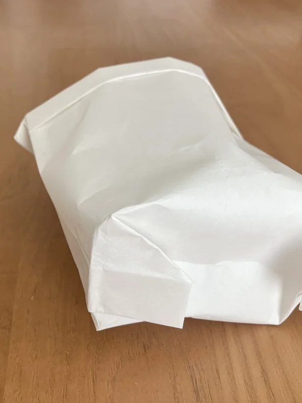 底の角をしっかり整えると置いた時の安定感がGood！（▶︎実際に置いてみると…）