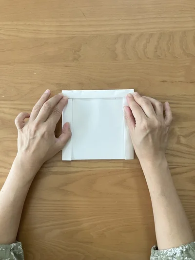 折り込んでいない上部も2回ほど折る（▶︎次へ）