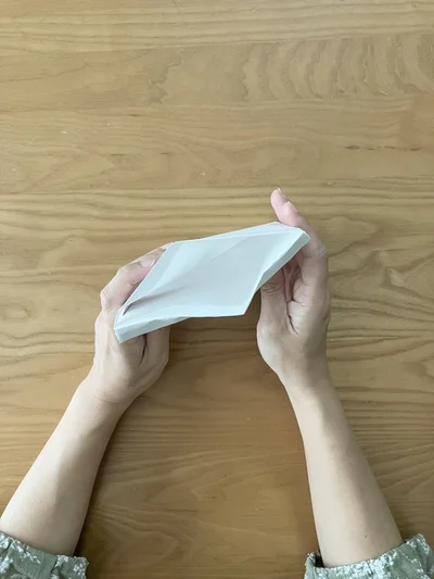 口が開いた方を広げ…（▶︎次へ）