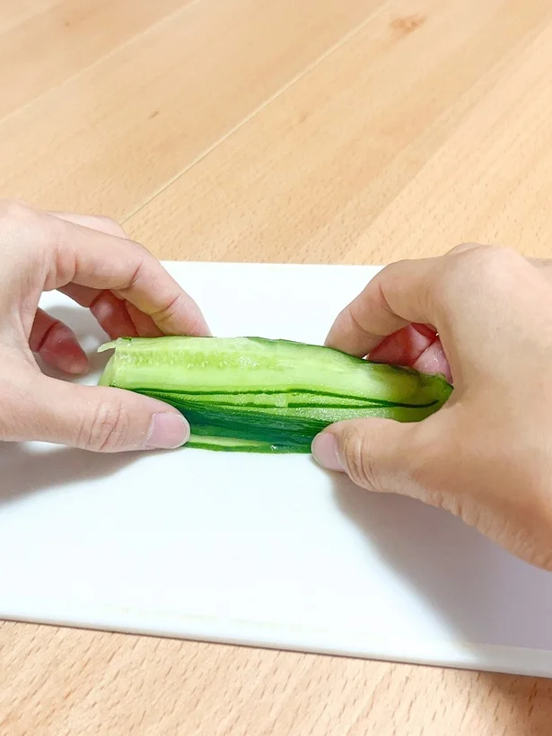 スライスきゅうりをずれないように整えます(▶︎次へ)
