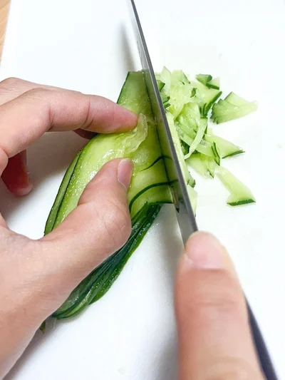 手でしっかり押さえ、上から軽く押して切るとキレイな細切りに！（▶︎仕上がりをチェック）