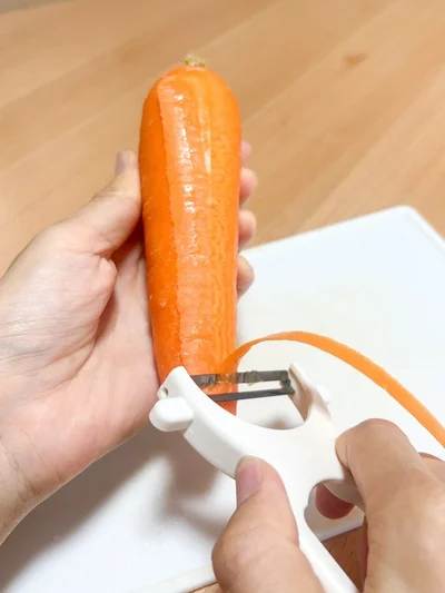 まずは皮をむきます（▶︎にんじんの千切りの最大のポイントは次へ）