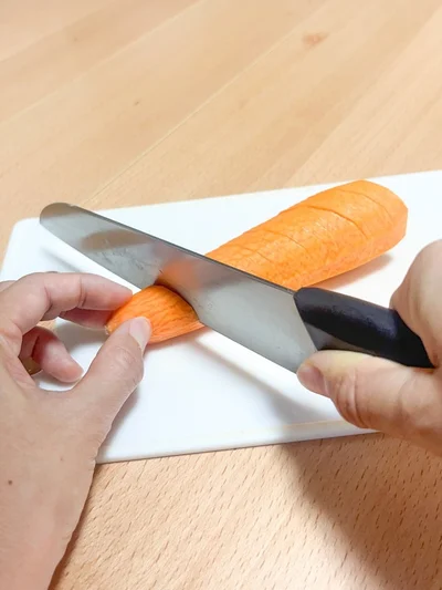 包丁で「斜め」に切り込みを入れる（▶︎どのくらい切り込みを入れるべき？）