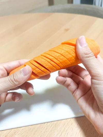 0.5mm間隔ぐらいで切り込みが入っているとOK。千切りにしたい幅で切り込みを入れるイメージ（▶︎次はいざ、ピーラーの手番！）