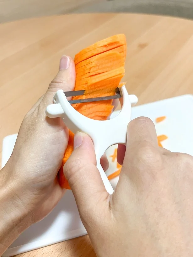 最後に、切り込み部分をピーラーで削るだけ！（▶︎仕上がりをチェック）