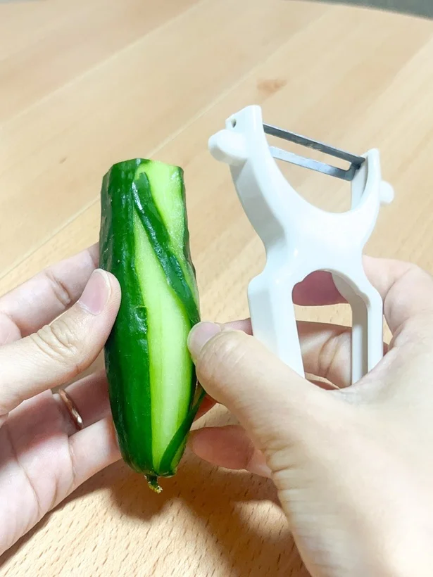 きゅうりは、皮をむくようにピーラーをあてます(▶︎次へ)