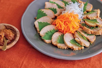 豚肉は余熱で蒸らす＆たれに漬けてしっとり「豚肉のみそ漬けシャキシャキ野菜添え」