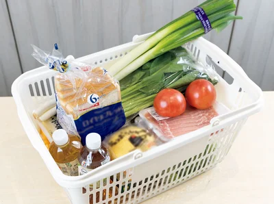 生鮮食品から飲料まで、カゴ約1つ分を購入