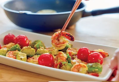 えびをアボカドとトマトの上にバランスよく散らしながら、えびらしい形が目立つように盛って。