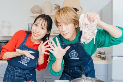 小山さんの顔が小さいのわかる！鶏肉を使ってお料理していきます！▶次は小山慶一郎の「ミスった」写真