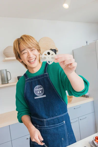 「レンコン、薄く切りすぎました」と笑う小山さん。