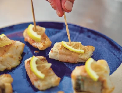 薄く切ったレモンを仕上げにのせ、華やかさと香りをプラス。ピックを刺してつまみやすいピンチョス風に。