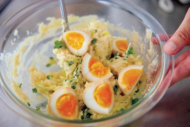 とろりとおいしそうな黄身がかくれないよう、味たまは仕上げに加えてさっくりと混ぜて。