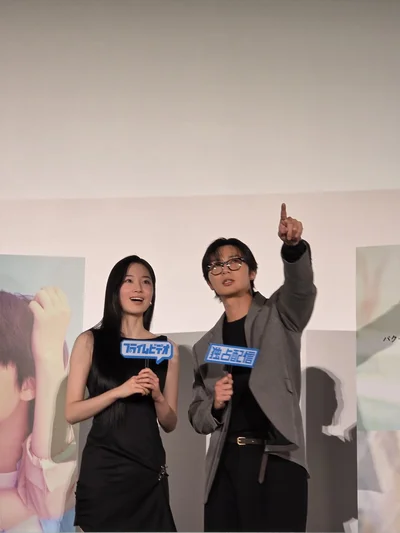 あっちだよ、と教えてあげている？