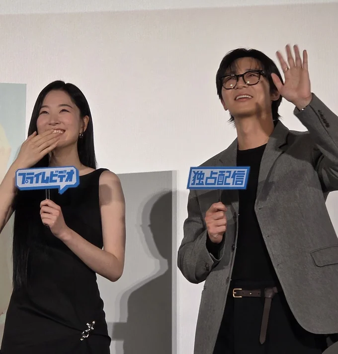 テレビカメラに向かって笑顔