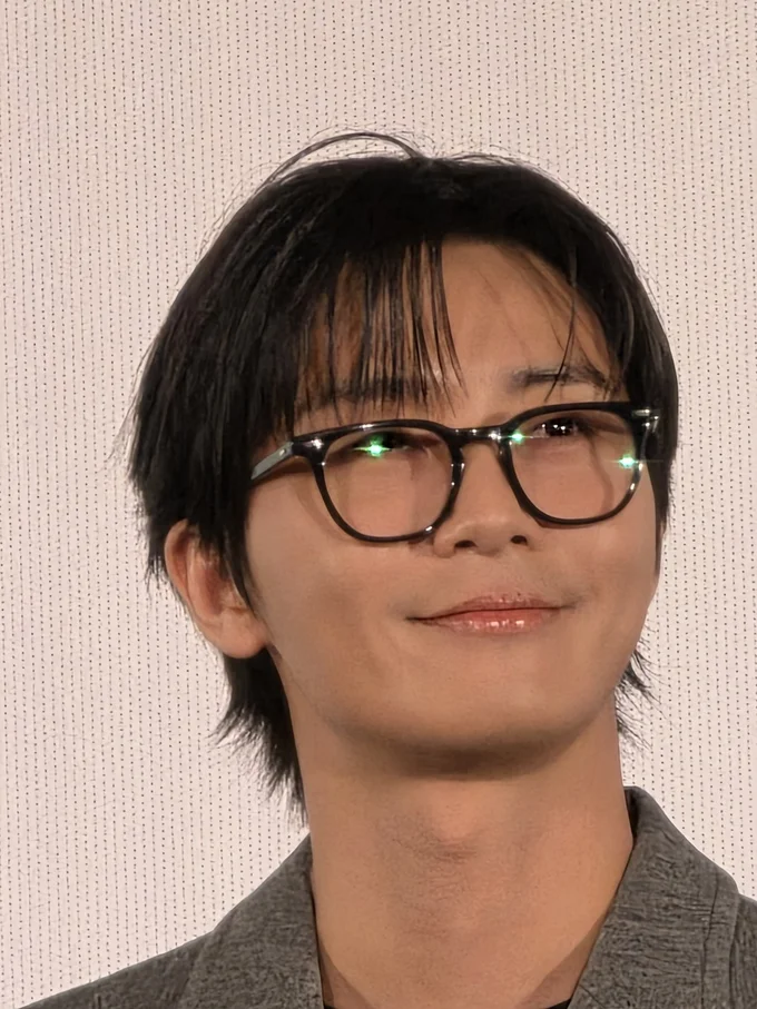 ファンからの歓声にニコっ