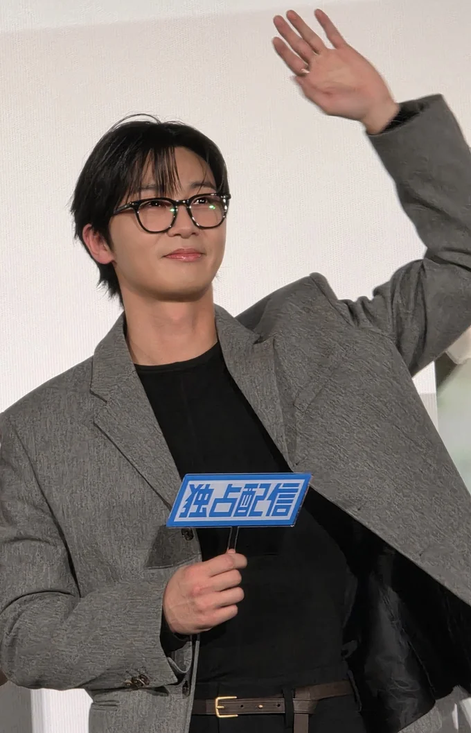 ファンに向かって手を振るパク・ソジュン