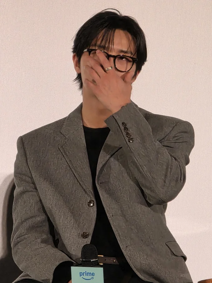 メガネを直すしぐさまでサマになるパク・ソジュン