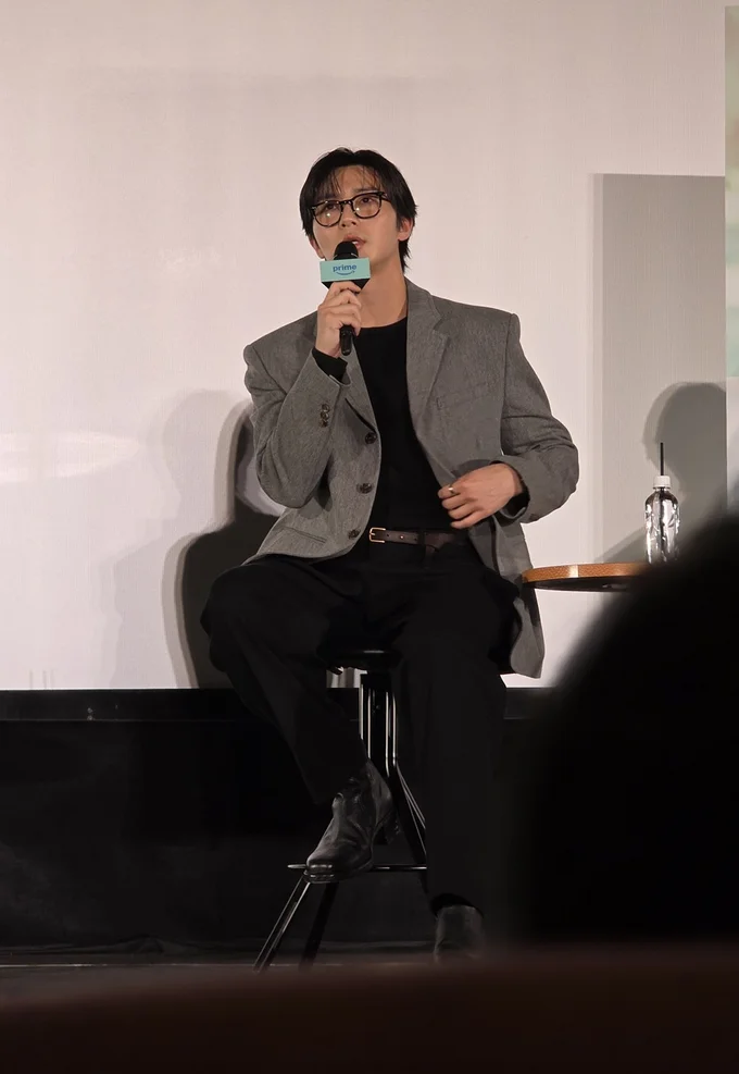 天真爛漫なジウとの初恋を忘れられない記者を演じる