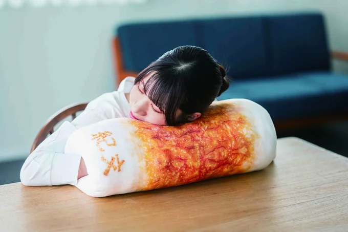 穴に手を入れれば机でお昼寝しやすそう！▶こんな使い方も！（⇒次へ）